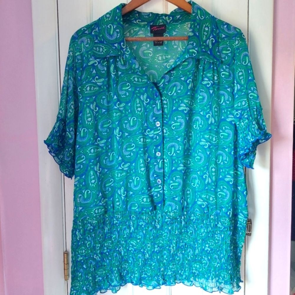 Plus Size+ Torrid Sheer Paisley Blouse with Collar & Shirring on bottom Sz 1X - Picture 2 of 8